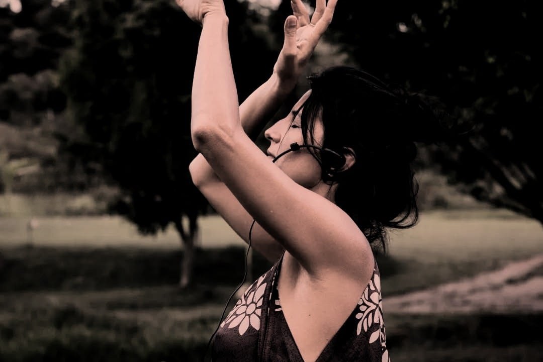 Lailá Klair dancing with her arms raised